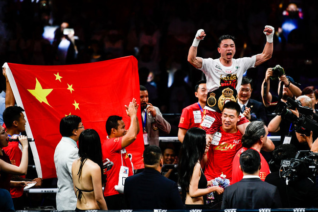 Xu Can celebrates after defending his  World Boxing Association (WBA) featherweight with a technical knockout win over Japanese boxer Shun Kubo in Fuzhou on May 26, 2019. [Photo: IC]