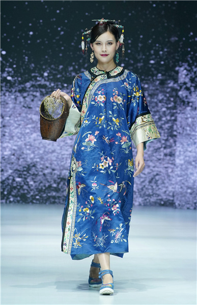 A model(模特 mótè) walks down the runway with a new design at the fashion show for the First Chengdu University Student Fashion Week, on May 25, 2019. [Photo: Xinhua]