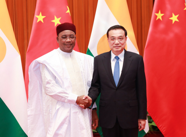 Chinese Premier Li Keqiang shakes hands with visiting Nigerien President Mahamadou Issoufou on May 28, 2019. [Photo: Xinhua]