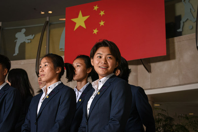 Wang Shuang (Right) and her teammates are at the Beijing International Airport on May 24 to depart for France to attend the FIFA Women's World Cup. [Photo: IC]