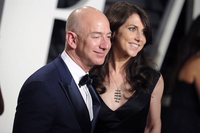 Jeff Bezos and MacKenzie Bezos attend the 2017 Vanity Fair Oscar Party hosted by Graydon Carter at Wallis Annenberg Center for the Performing Arts on February 26, 2017 in Beverly Hills, California. [Photo: IC]