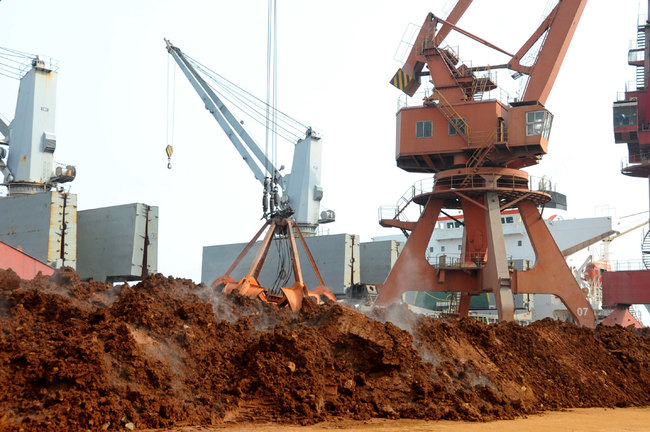 A bucket grab piles up rare earth to be exported at the Port of Lianyungang in Lianyungang city, east Chinas Jiangsu province, 13 February 2011. [Photo: IC]