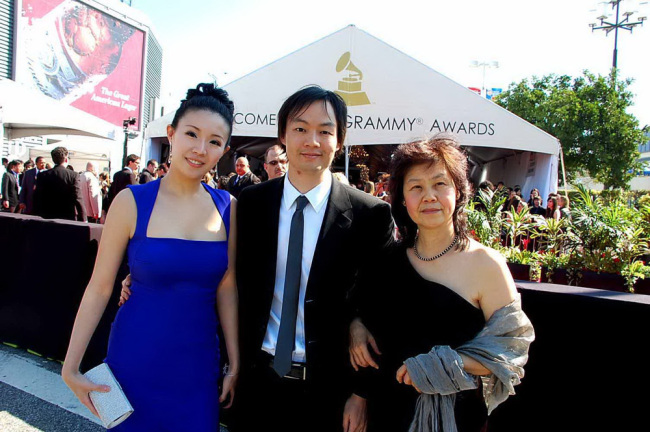 Chinese American producer Christopher Tin (middle) is seen at the Grammy Awards on March 7, 2011. [Photo: IC]