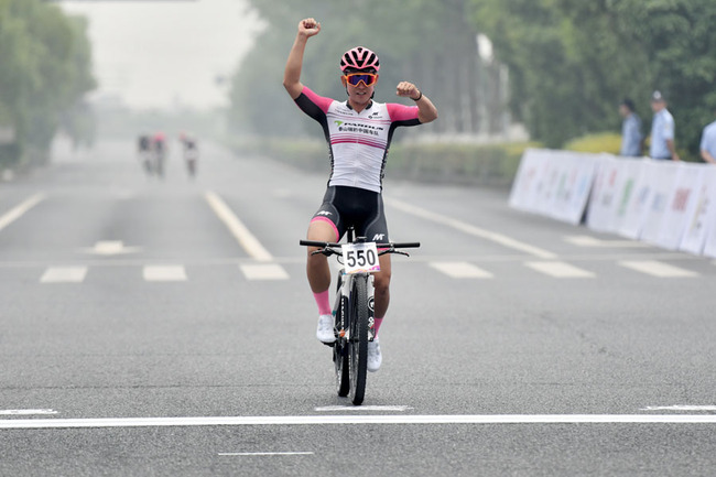 Kong Wensheng celebrates after winning the men's mountain bike group competition at the Zhejiang Great Bay Area Cycling Open fisrt leg in Hangzhou on Jun 2, 2019. [Photo provided to China Plus]