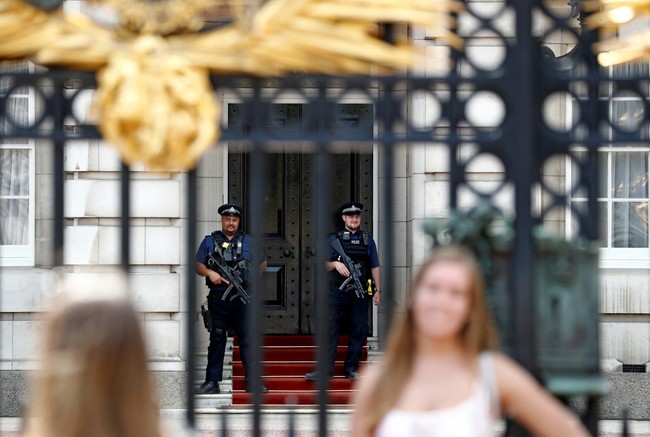 Armed British police officers hold their guns as they stand on duty outside of Buckingham Palace, the official residence of Britain's Queen Elizabeth II, in central London on June 2, 2019, ahead of a visit to the UK by US President Donald Trump. Queen Elizabeth II will welcome US President Donald Trump Monday on a state visit to Britain, marked by diplomatic tensions between the old allies and political upheaval in London. [Photo: AFP]