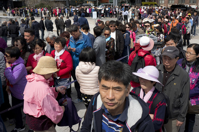 Hundreds of Chinese tourists in line to board a tour boat in New York Harbor, April 24, 2018. [Photo: IC]