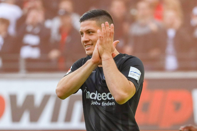 Luka Jovic thanks for the presentation during the game between Eintracht Frankfurt and FSV Mainz on May 12, 2019. [Photo: IC]