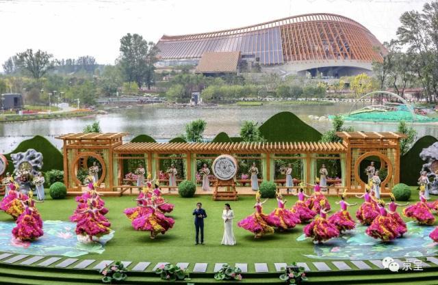 Singers and dancers perform at the Guirui Performance Center at the Beijing Horticultural Expo to mark China Pavilion Day on Thursday, June 6, 2019. [Photo: Beijing Daily]