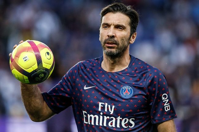 Gianluigi Buffon of Paris Saint-Germain plays with the ball during warmup before during the French Ligue 1 match between Paris Saint-Germain ( PSG ) and AS Monaco at Parc des Princes in Paris, France on Apr 21, 2019. [Photo: IC]