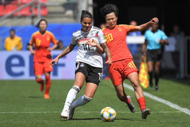 Germany's midfielder Dzsenifer Marozsan (L) vies for the ball with China's midfielder Rui Zhang during the France 2019 Women's World Cup Group B football match between Germany and China, on June 8, 2019, at the Roazhon Park stadium in Rennes, western France. [Photo: AFP]