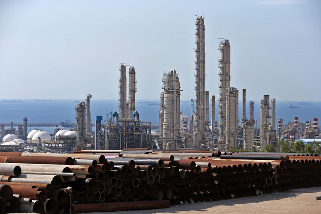 This November 19, 2015 file photo shows a general view of a petrochemical complex in the South Pars gas field in Asalouyeh, Iran, on the northern coast of Persian Gulf. [File photo: IC]