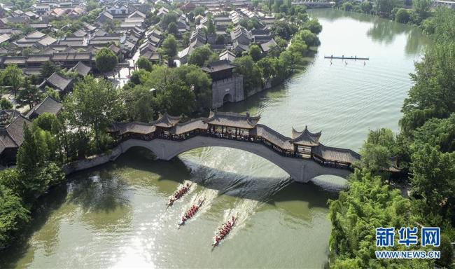 People take part in a dragon boat race in Zaozhuang, Shandong Province, June 7, 2019. Dragon Boat Festival is a traditional festival in China celebrated by holding dragon boat races and eating sticky rice dumplings.[Photo: Xinhua]
