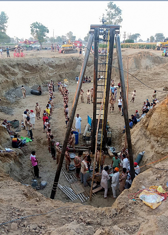 An Indian rescue team launches an operation to recover the body of Fatehveer Singh, 2, who fell in a 33-meter deep well on June 6, in Sunam in the Punjab district of Sangrur on June 10, 2019. [Photo: AFP]