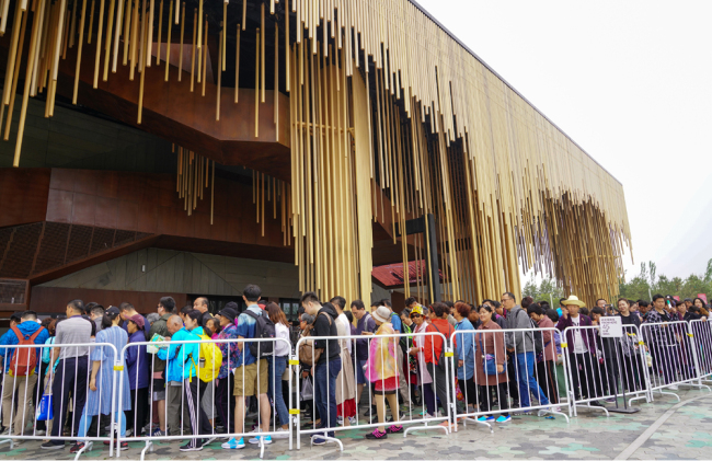 Visitors line up in front of the Botanic Garden of Beijing horticultural expo on May 13, 2019. [Photo: IC]
