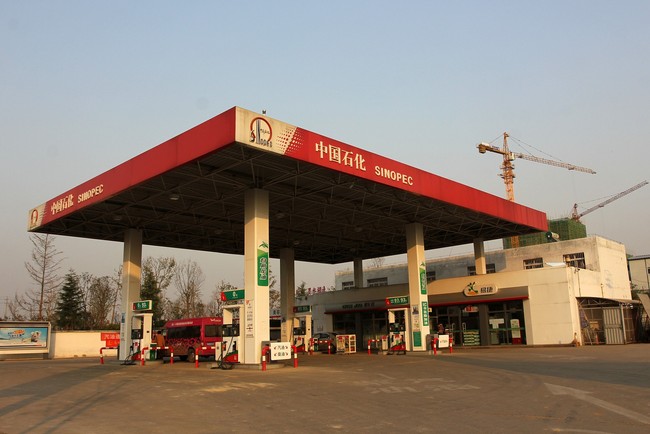 A view of a petrol station of Sinopec, a Beijing-based Chinese oil and gas enterprise, in Wuhan, central China’s Hubei Province, on October 25, 2013. [File Photo: VCG]