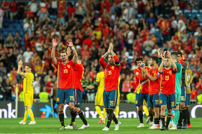 Spain's players greet fans after a UEFA EURO 2020 qualifying match between Spain and Sweden at the Santiago Bernabeu stadium in Madrid, Spain, 10 June 2019. [Photo: IC]