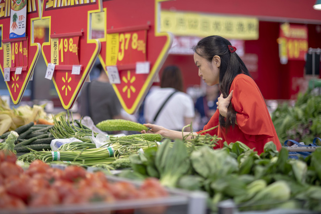 A customer at a supermarket in Guangzhou, Guangdong Province on June 9, 2019. [Photo: IC]