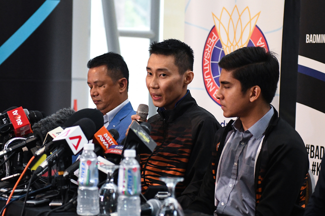 Malaysia's badminton player Lee Chong Wei (C) speaks during a press conference to announce his retirement in Putrajaya on June 13, 2019. Cancer-hit badminton star Lee Chong Wei announced his retirement on June 13, ending a brilliant career in which he collected a swathe of honours but never won a world or Olympic title. [Photo: AFP/MOHD RASFAN]