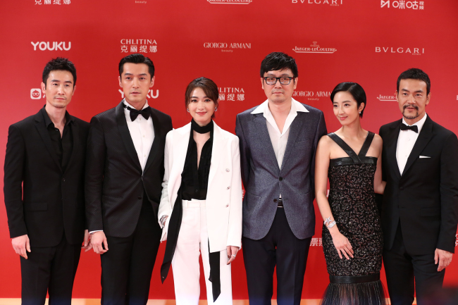 Stars take photos on the red carpet at the 2019 Shanghai International Film Festival on Saturday, June 15, 2019. [Photo: IC]