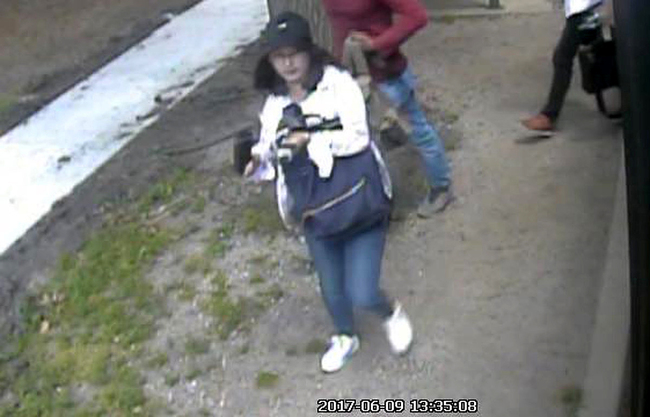 Chinese scholar Yingying Zhang is seen in a still image from security camera video taken outside an MTD Teal line bus in Urbana, Illinois, U.S. June 9, 2017. [File photo: VCG]