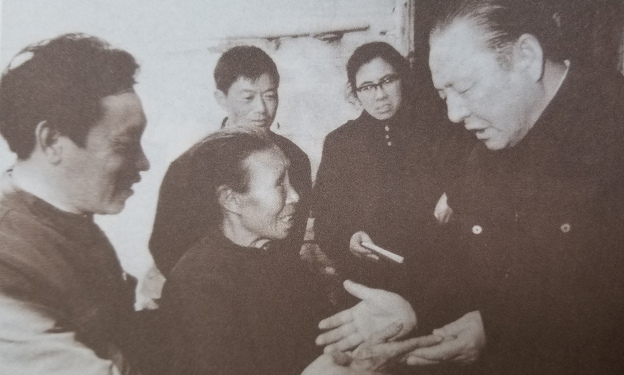  Xi Zhongxun visits an impoverished family at a village in Jiangxi Province in November 1985. [Photo: CCTV]