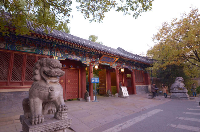 The West Gate of Peking University, one of the symbols of the university. [Photo: VCG]<br><br>