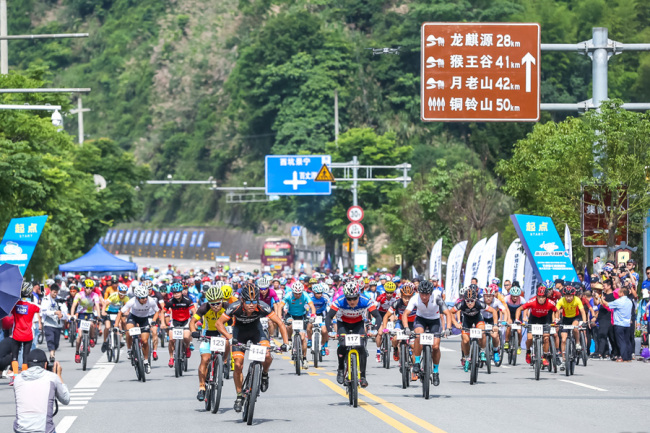 Mountain bike cyclists race during the 2019 Zhejiang Great Bay Area Cycling Open second leg in Wencheng, Wenzhou on Jun 16, 2019. [Photo provided to China Plus]