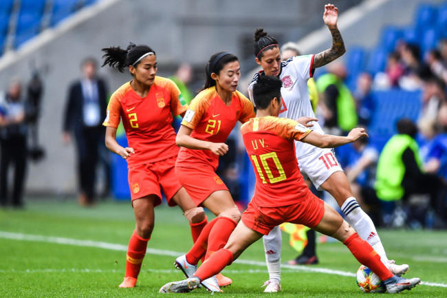 China’s Liu Shanshan (Left), Yao Wei and Li Ying (Right) defend against Spain striker Jennifer Hermoso during the Women’s World Cup Group B game between China and Spain in Le Havre, France on Jun 17, 2019. [Photo: IC]