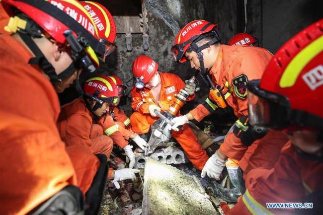 Rescuers search for trapped people in Shuanghe Town in Changning County of Yibin City, southwest China's Sichuan Province, June 18, 2019. [Photo: Xinhua]