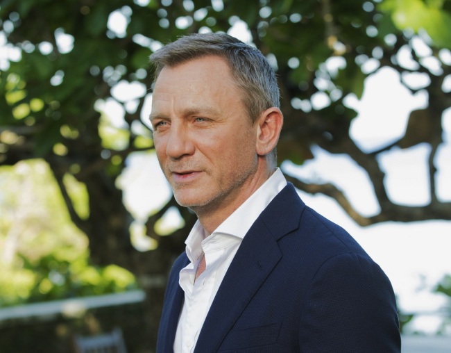 Actor Daniel Craig poses for graphers during the call of the latest installment of the James Bond film franchise, currently known as "Bond 25," in Oracabessa, Jamaica, April 25, 2019. [File photo: IC]