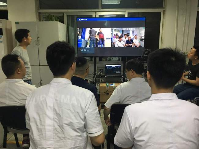 Doctors use 5G-enabled telemedicine technology to diagnose and treat an earthquake casualty in Channing County, Sichuan Province on June 18, 2019. [Photo: Weibo.com]