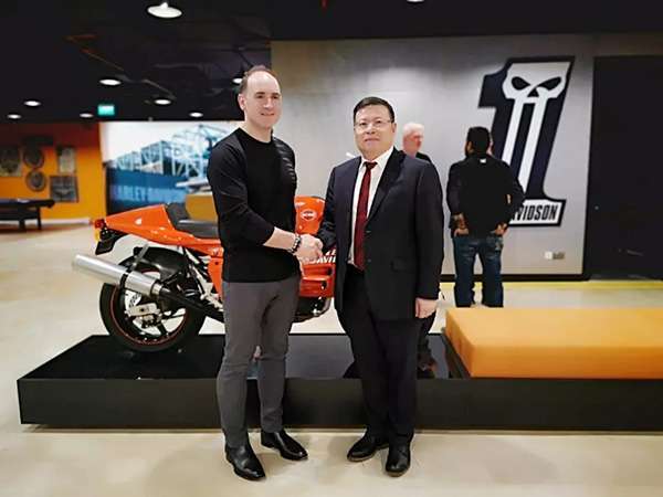 Harley-Davidson chief strategy officer Luke Mansfield shakes hand with Qianjiang Motorcycles chairman Jin Yu. [Photo: Qianjiang Motorcycles]