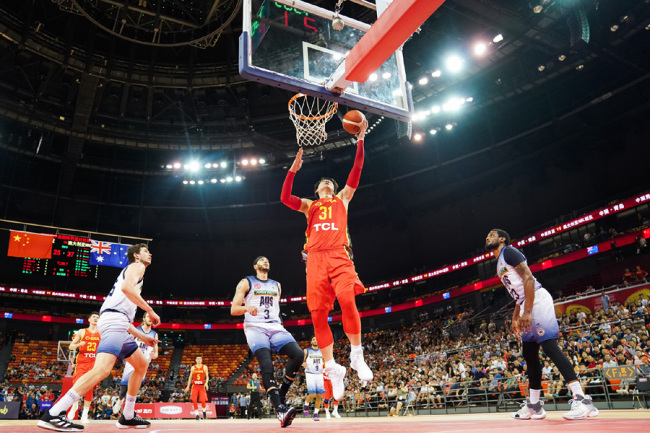 China’s Wang Zhelin takes a lay-up during the International Basketball Challenge game against Australia’s NBL United in Qingdao on Jun 19, 2019. [Photo: IC]