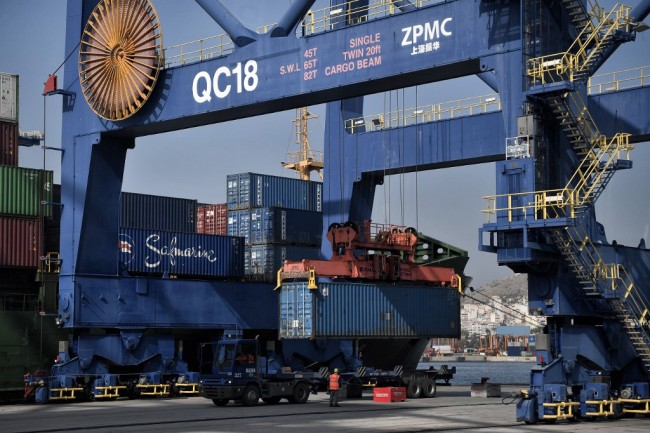 Workers attend container loading on a ship at the new container terminal in the port of Piraeus on October 18, 2018. [File photo:AFP]
