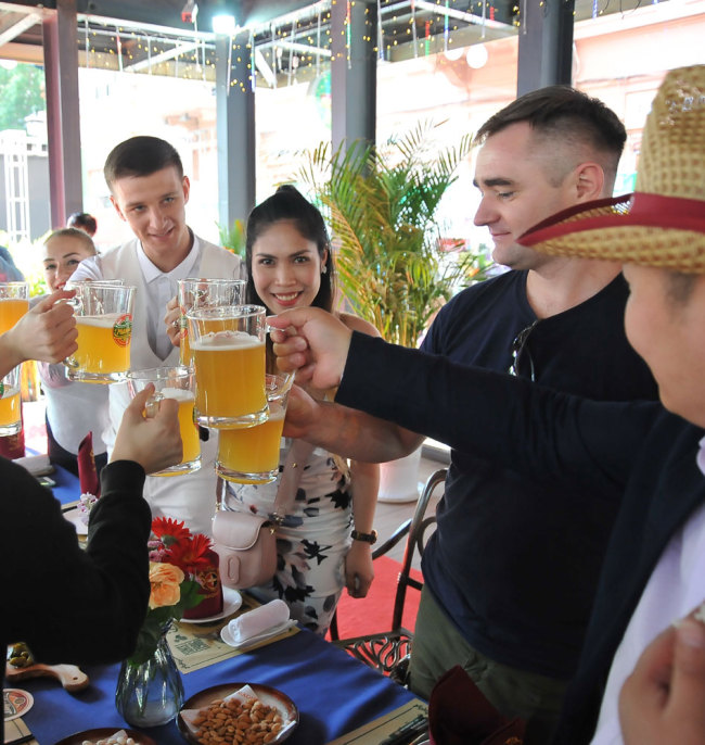 People enjoy beer at an international beer festival in Harbin, capital of Heilongjiang Province on Friday, June 21, 2019. [Photo: IC]