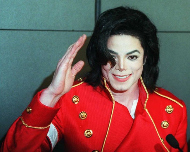 In this file photo taken on March 19, 1996 US pop star Michael Jackson waves to photographers during a press conference in Paris. Brussels has decided against decorating its iconic Manneken-Pis statue in a Michael Jackson costume as planned for the 10th anniversary of the US pop icon's death, officials said on June 21, 2019. [Photo: AFP/  Frederic J. BROWN]