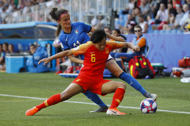 Italy's Barbara Bonansea, left, battles for the ball with China's Han Peng during the Women's World Cup round of 16 soccer match between Italy and China at Stade de la Mosson in Montpellier, France, Tuesday, June 25, 2019. [Photo: IC]