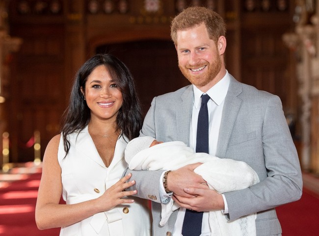 Britain's Prince Harry, Duke of Sussex (R), and his wife Meghan, Duchess of Sussex, pose for a photo with their newborn baby son, Archie Harrison Mountbatten-Windsor, in St George's Hall at Windsor Castle in Windsor, west of London on May 8, 2019. [Photo: AFP/Dominic Lipinski]