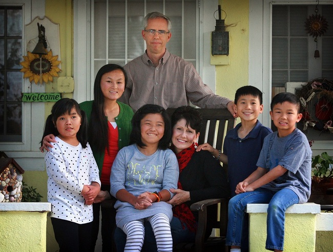 Corona, California, USA - Craig and Martha Johnson pose on the front porch of their Corona home with their five Chinese adopted children, pictured from left, Emma, 9, Kristin, 18, Lia, 13, Sean, 9, and Cole, 8 on Tuesday, Feb. 25, 2014. [File Photo: IC]