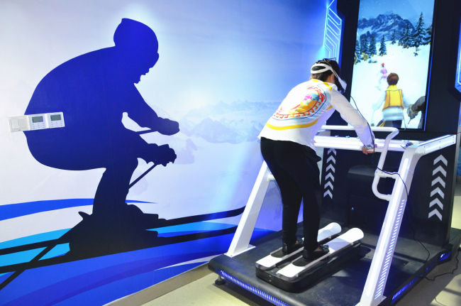 A resident enjoys VR skiing on a ski simulator in a winter sports center in Beijing's Xicheng District, May 24, 2019. [Photo: IC] 