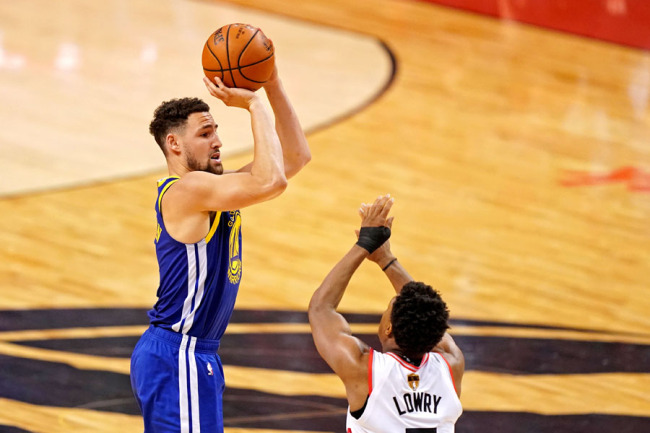 Golden State Warriors guard Klay Thompson (11) shoots the ball against Toronto Raptors guard Kyle Lowry (7) during the third quarter in game five of the 2019 NBA Finals at Scotiabank Arena on Jun 10, 2019 in Toronto, Canada. [Photo: IC]