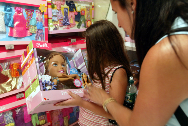 People are shopping in a toy store. [File photo: IC]