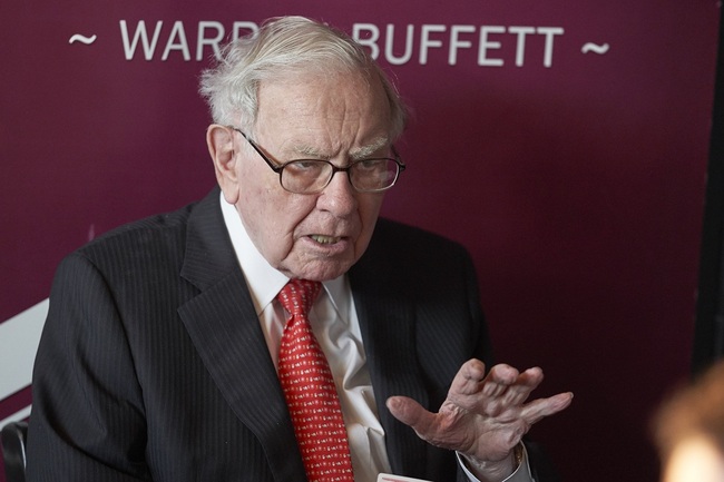 Warren Buffett, Chairman and CEO of Berkshire Hathaway, gestures during a game of bridge following the annual Berkshire Hathaway shareholders meeting in Omaha, Neb., Sunday, May 5, 2019. [File Photo: IC]