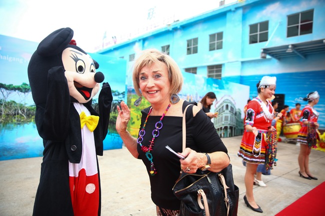 An overseas visitor is being welcomed by local people, at Haikou, Hainan Province on November 6, 2018. [File Photo: IC]