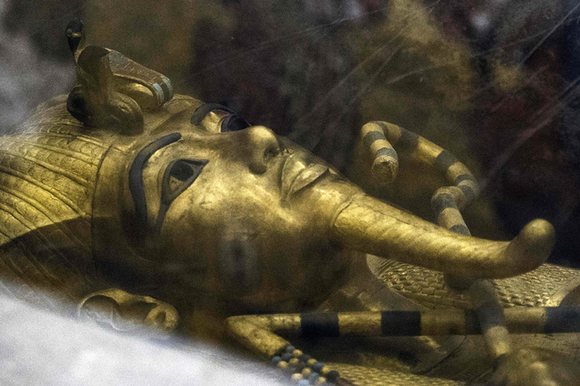 Photo taken on September 28, 2015 shows a detail of the golden sarcophagus of King Tutankhamun in his burial chamber in the Valley of the Kings, close to Luxor, 500 kms south of Cairo. [File photo: VCG]