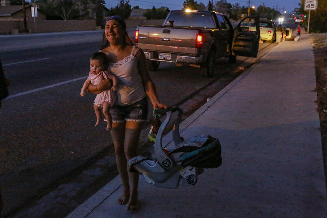 Dawn Inscore is running out her apartment with her child after the Massive earthquake 7.1 hit Ridgecrest, California, on July 05, 2019. [Photo: VCG/Los Angeles Times/Irfan Khan]