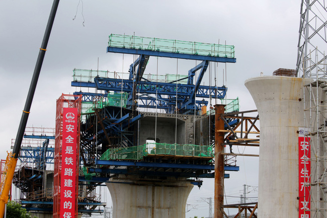 Workers at the construction site of the Hai’an Bridge in Hai’an City, Jiangsu Province, on July 8, 2019. [Photo: IC]