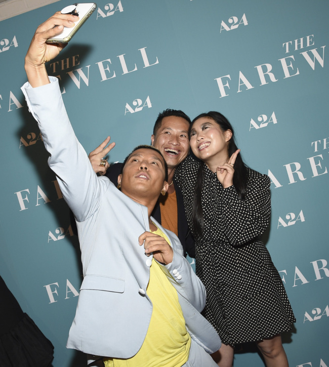 Actress Awkwafina, right, takes a selfie with designers Phillip Lim and Prabal Gurung, left, at a special screening of "The Farewell" at Metrograph in New York on Monday, July 8, 2019. [Photo:IC]