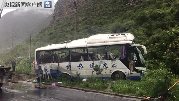 The tour bus slipped off the road after being hit by a rock in Sichuan Province, July 11, 2019. [Photo: cctv.com]