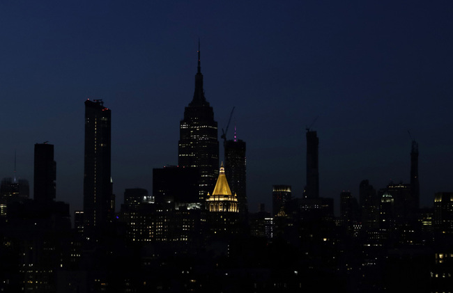 The Empire State Building along with other structures in Manhattan are dark due to a massive power outage In Midtown, Times Square, and other sections of Manhattan on Saturday July 13, 2019 in New York City. [Photo: IC]